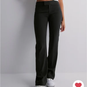 Lågmidjade Kostymbyxor  - Säljer mina lågmidjade kostymbyxor från Nelly pga de inte används längre. Använt fåtal gånger 