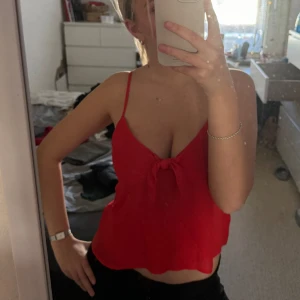 Topp/linne - Supersöt röd topp med knytning vid bysten💕