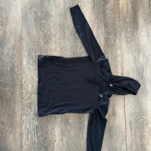 GYMSHARK HOODIE - Skriv innan köp!! Bekväm gymshark hoodie! Bra luva för att isolera dig själv för bättre fokus på gymmet😆 Bra skick!!! 