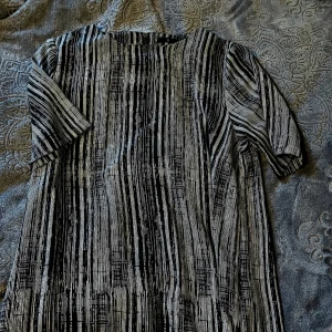 Grå klänning  - Grå som en sten. Grå klänning. Perfekt till strand. Åhléns. Använd några gånger. Jag är 168cm. St 38. Helrak ner. Både varm och sval. Ej frakt. Möts i gbg. 60kr. 