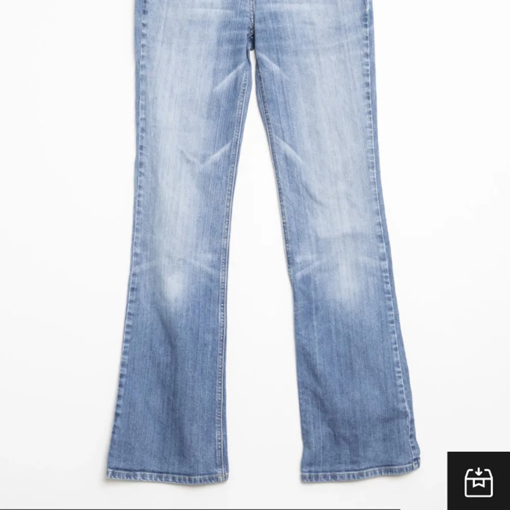 Jätte fina bootcut jeans i storlek 28x34!! Använd få gånger & är i bra skick!!🫶🏻. Jeans & Byxor.