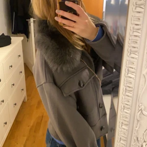 Meotine jacka - Säljer nu min meotine jacka som är slutsåld på deras hemsida, jag köpt förra året för 3600 kr, en knapp saknas och därav priset! Priset kan diskuteras, den är i storlek xs/s 