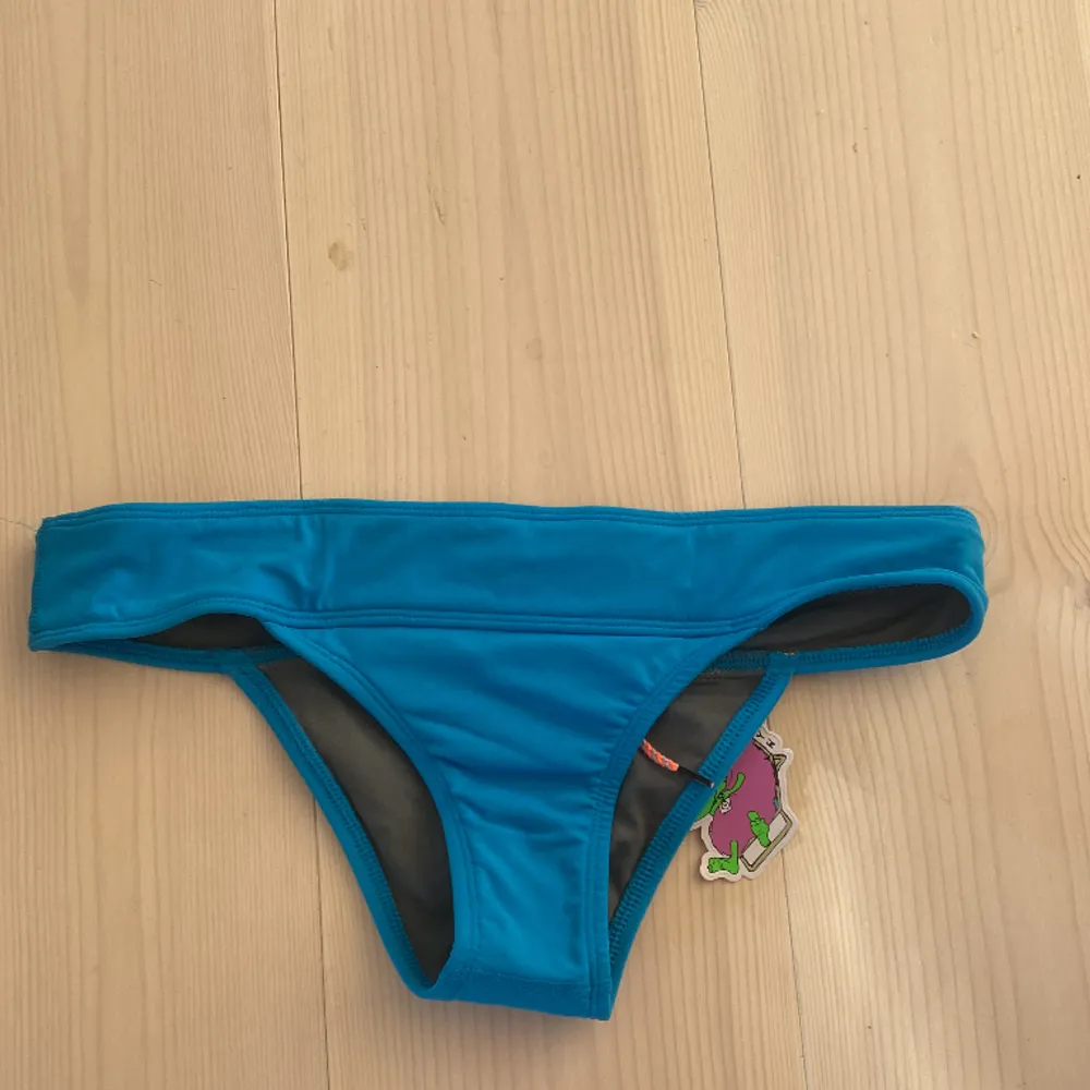 Helt oanvända blåa bikini trosor i stl L. Bikiniundetdelen har knyte så dom sitter på plats.  Skriv om det finns några frågor💕💕. Övrigt.