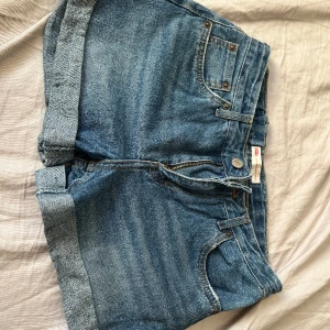 Levis shorts  - Det är 164 och det är som xs det går dock att spänna in i midjan. Det är i väldigt bra skick 