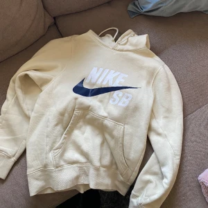 Nike hoodie - Säljer denna tröjan i fint skick då den inte passar mig längre, de är storlek xxs herr så skulle säga xs dam storleksmässigt. 