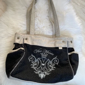 Vive maria väska  - Den är i använt skick men fortfarande så fin, unik väska från märket vive maria 🖤