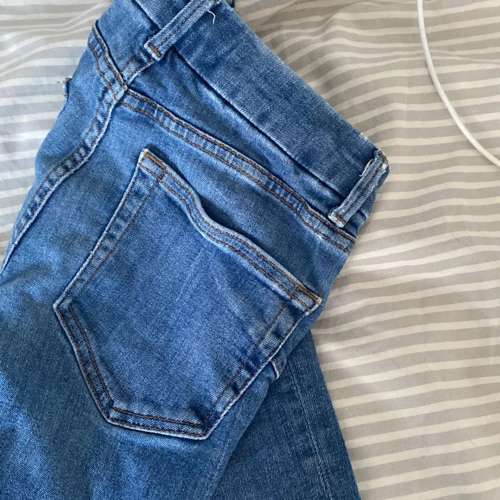 Säljer dessa superfina bootcut jeansen från zara, dom är använda men ändå i bra skick! De är lite små på mig så därför säljer jag!💕💕. Jeans & Byxor.