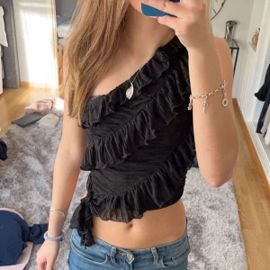 Volang fest topp - Såå fin festopp med volanger som endast är testad, även slutsåld just nu på zara❤️