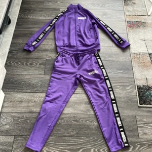 Hoodrich tracksuit st.M - En Hoodrich tracksuit som är helt ny och storlek M på båda
