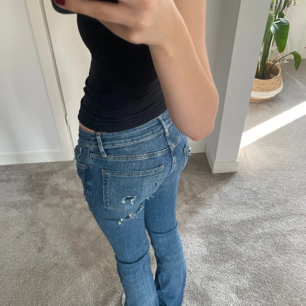low waist jeans fr Zara, jättefina men kommer tyvärr inte till användning. som nya. . Jeans & Byxor.