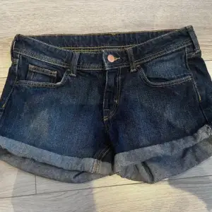 ett par super snygga lågmidjade jeans shorts från h&m! Köpte dom på vinted men tyvärr för små 