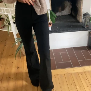 Kostymbyxor zara - Kostymbyxor från Zara. Då byxorna är långa för mig är det smått slitage vid hälarna. Strl S