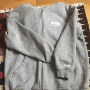 Säljer denna hoodie från stronger då den inte används i storlek small. Använd en gång! kostar 899 ny!! 
