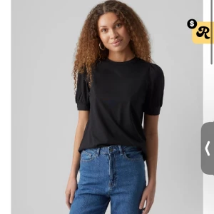 Svart tröja  - En svart vanligt tröja med puff ärm kommer inte till användning längre💗