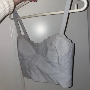 Sommartopp  - Grått/ljusblått linne med små detaljer. Storlek S. Från chiquelle. Mycket bra skick. Använd 1/2 gånger. 