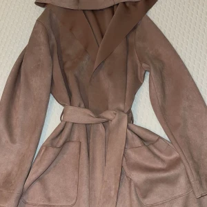 Beige / puderrosa kappa mocka - Har en fin fin mocka kappa använd några gånger  Storlek S/36 Kan mötas i malmö 