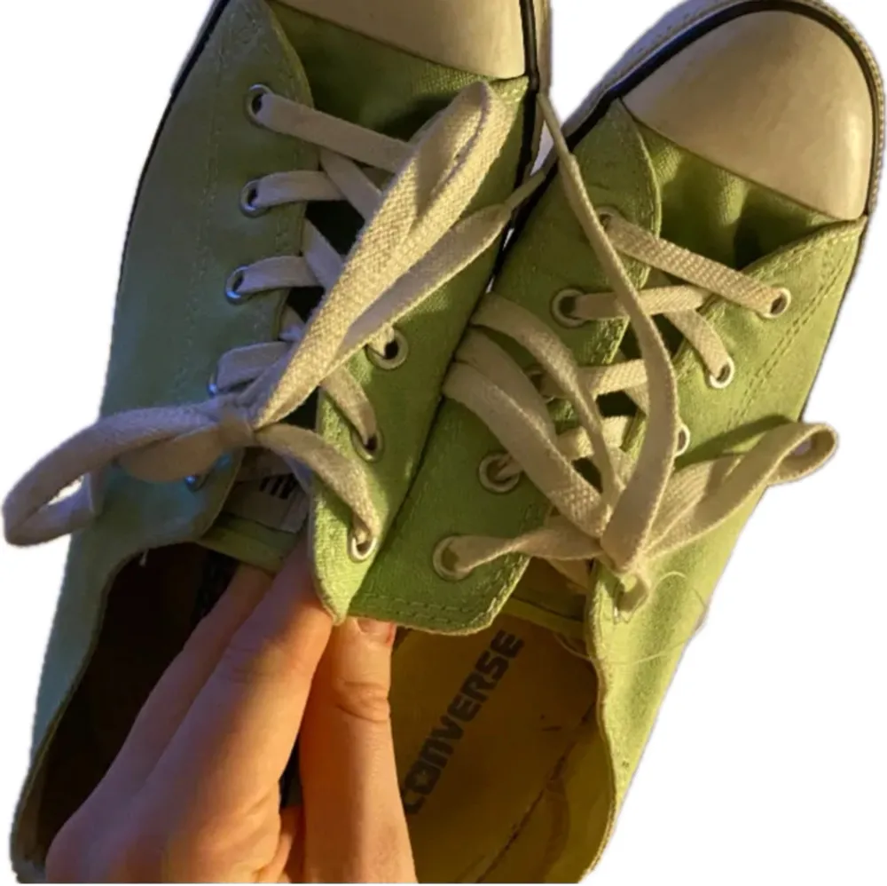 Säljer dessa snygga limegröna låga converse som är perfekta för sommaren💚 Köpta second hand men bara använt ett fåtal gånger då de är för små för mig, så de är i väldigt bra skick! Skriv gärna för mer info eller bilder.. Skor.