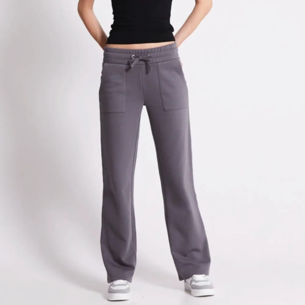 Ett par low waisted oanvända jätte populära mjukisbyxor med fickor bak🩷Priset går alltid att diskutera och köparen står för frakt🩷. Jeans & Byxor.