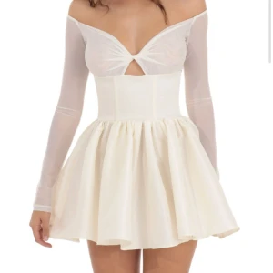 Oanvänd studentklänning  - Helt ny, superfin men hittade en annan som passade mig mer. Den är i stl M men passar även S då jag har det. Nypris är ca 50 dollar+300kr frakt och tull (därav det lite högre priset). Pris kan diskuteras!