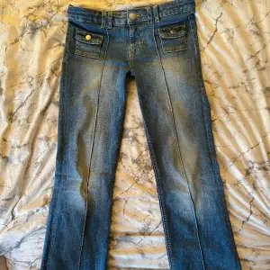Jätte fina lowrise bootcut jeans för endast 300kr. Har knappst använt dom. Du står för frakten. Storlek 38. Bor i Eskilstuna och kan mötas upp❤️
