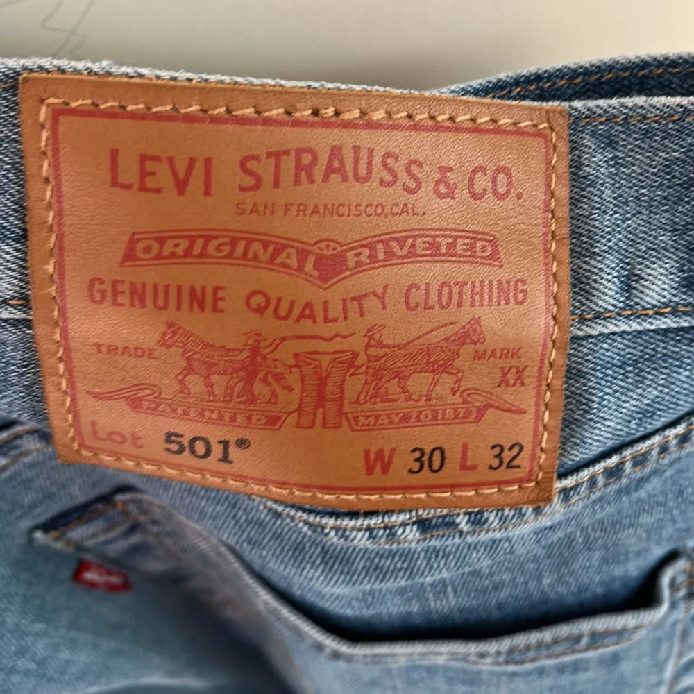 Säljer dessa jeans från levis.  Dem har inga märken eller hål.  Dem har en rak passform  Nypris 1 200kr Dm för snabb affär. Jeans & Byxor.