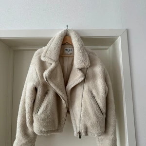 Teddiejacka  - Vit teddy jacka från NA-KD, använd en vinter. Storlek 36