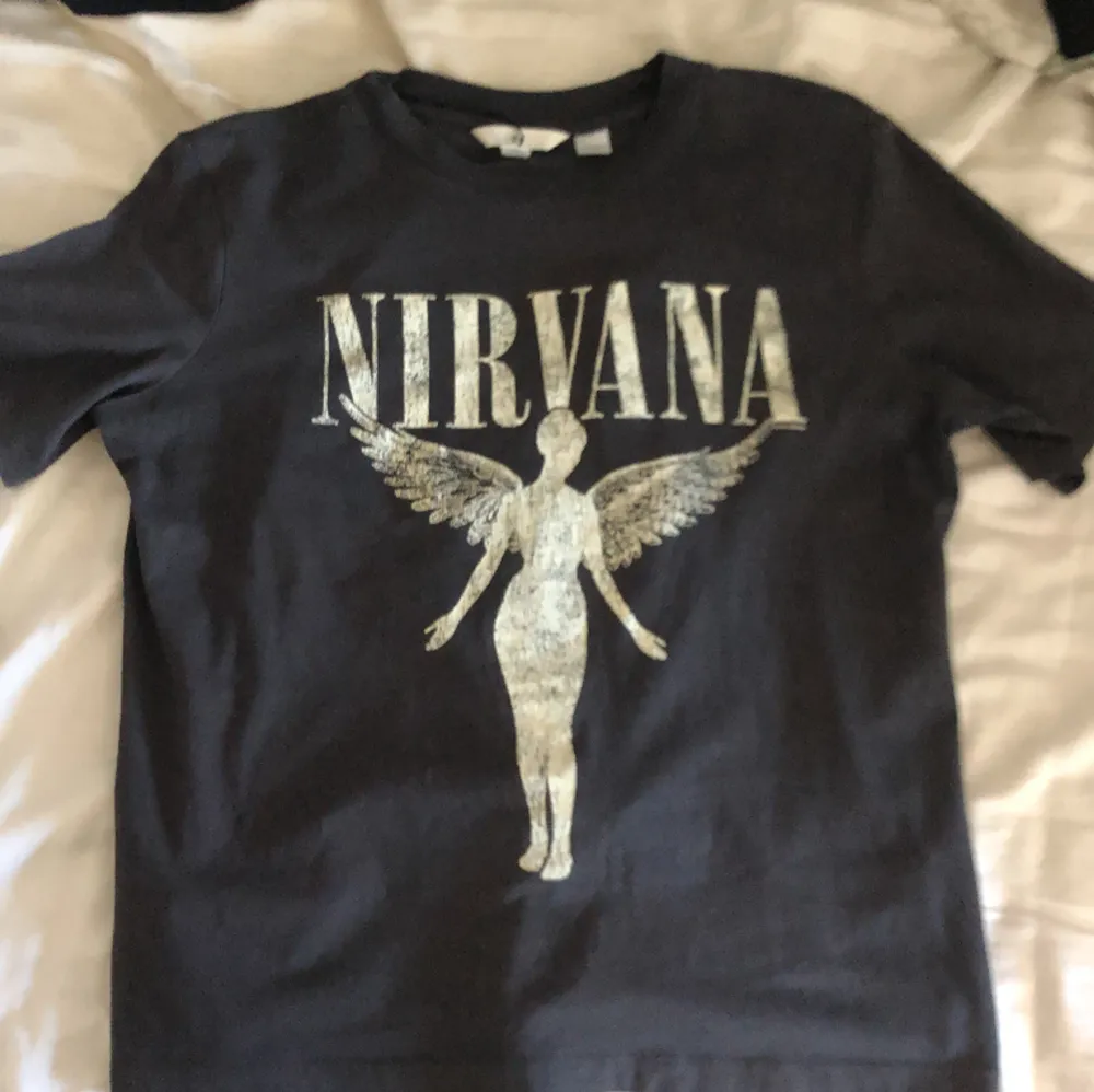 Nirvana T-shirt i nyskick, använd 1-2 gånger . T-shirts.