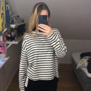 Långärmad randig tröja - Långärmad randig tröja, kan finnas någon fläck