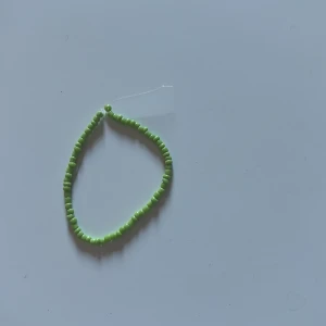 Pärlarmband  - Ett litet mindre armband kan vara till ett litet barn ! Bra skick!