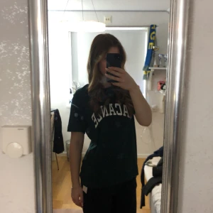 T-shirt med text - Grön T-shirt med text, använd 1-2 gånger, som ny