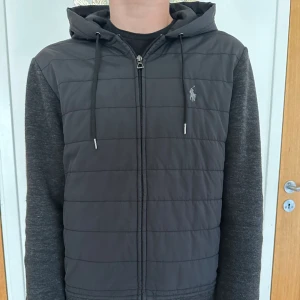 Ralph lauren cardigan Limited edition S - Säljer nu min sjukt snygga Ralph lauren cardigan som inte längre säljs. Skicket är som ny inga defekter alls. Cardiganen är köpt för 3000kr  från Ralph lauren egna hemsida. Qr-kod finns i cardigan för äkta bevis. Mitt pris ligger på 2200kr