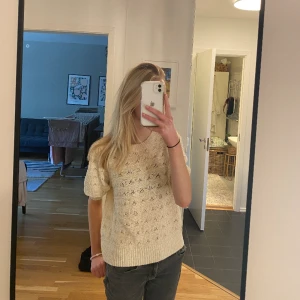 Jätte fin och trendig tröja! - Denna jättefina och trendiga ”stickade t-shirt” säljer jag för att den inte kommer till användning längre! Som ny, köpt för 499kr men säljer för 200kr (pris kan diskuteras)