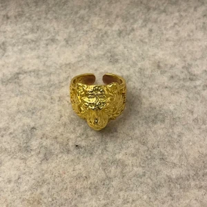 Guld ring - Guldring med motiv av ett lejon. Nyskick. 
