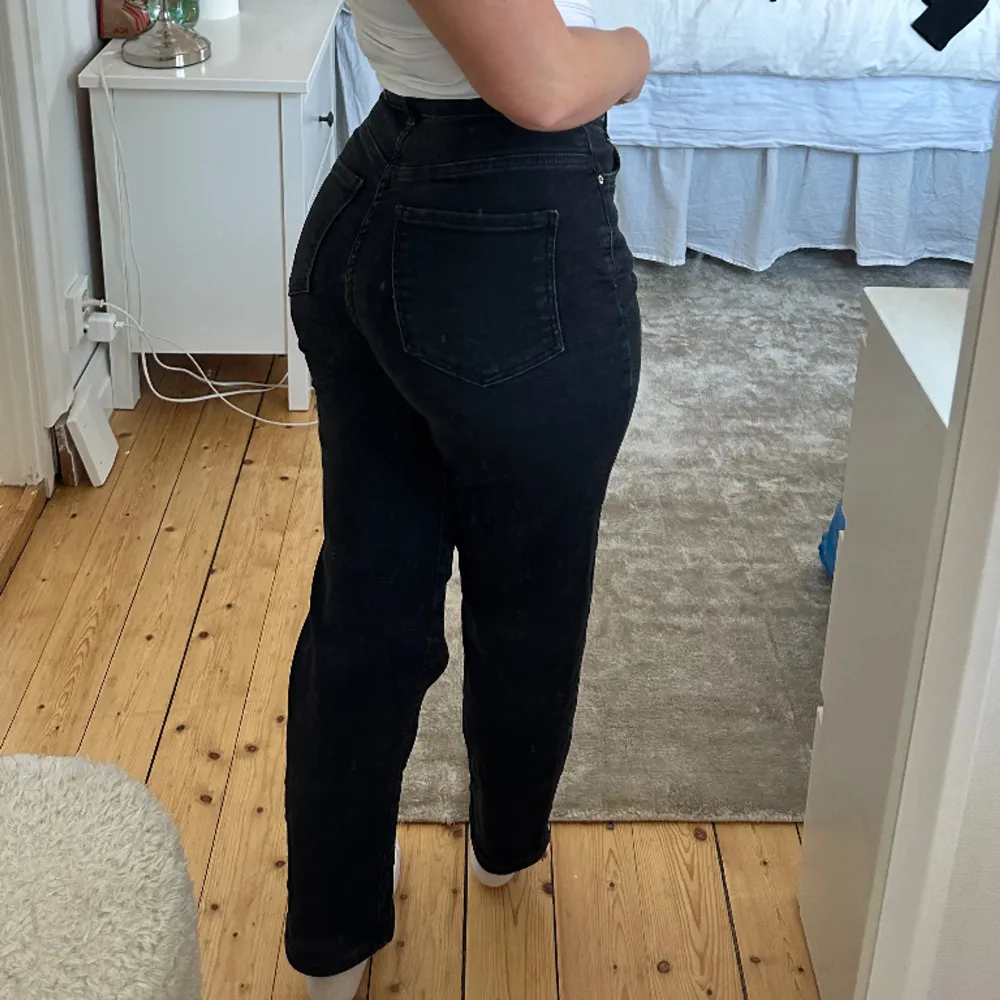 Fina comfy mom jeans från Gina tricot i storlek 32 men passar även mig som är en 34/36 beroende på hur tajt man vill att de ska sitta. . Jeans & Byxor.