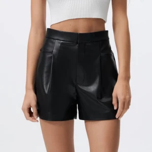 Skinn shorts  - Skinn shorts från zara i stl s 