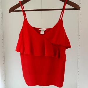 Topp / Linne H&M  - Jättefint rött linne från H&M som passar både till vardag och festen!  Jättegott skick! 