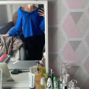 Stickad tröja  - Blå stickad v ringad tröja som även kan användas som en off shoulder tröja. Mjuk och gosig men väldigt snygg på. Har använt den en gång, så de är i väldigt bra skick. 