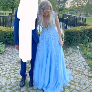 Balklänning - Säljer nu min älskade efterfrågade balklänning.🩵 Storlek 32 Originalpris 3000😊går att klippa släpet om man skulle vilja ha det kortare/inte alls💞