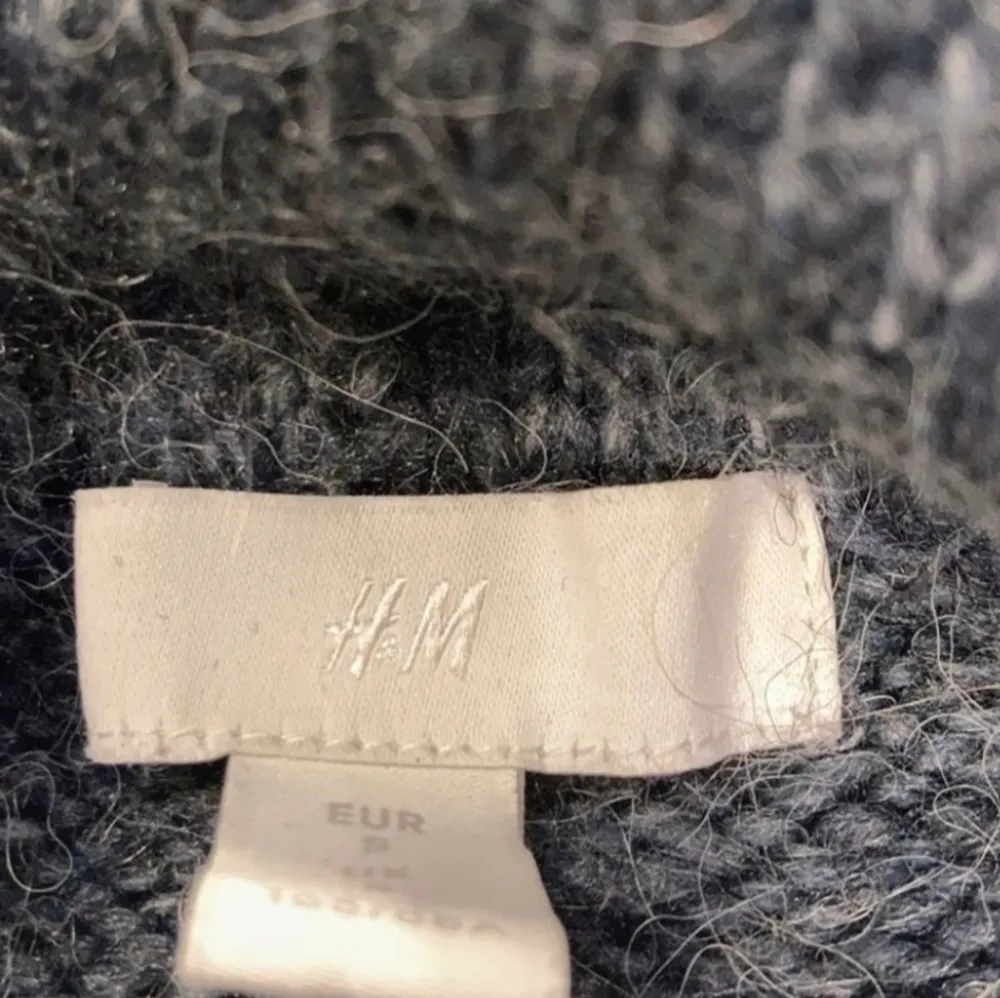 Säljer denna populära tröjan från H&M, har enbart används 1 gång men sen inte kommit till användning något mer tyvärr. Väldigt fint skick och inga defekter förekommer. 💕☀️. Tröjor & Koftor.