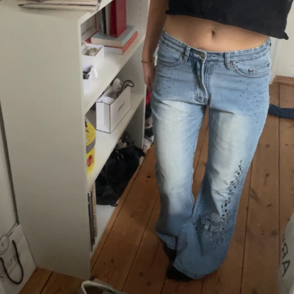 Jättecoola jeans med coolt mönster. Jag säljer på grund av att de inte kommer till så mycket användning. Jag är 170 och har storlek s/m i jeans. Skriv för fler bilder!!❤️‍🔥. Jeans & Byxor.