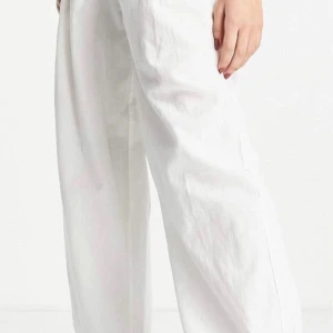 Byxor med linnekänsla - Säljer linne byxor köpta från ASOS i märket vila, storleken är 42 (petite) Lapp kvar, endast testad🥰