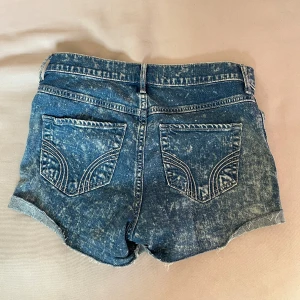Jeansshorts - Ett par vintage jeansshorts från Hollister i fint skick ☀️
