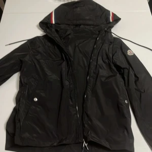 Moncler jacka windbreaker  - XL men passar också L, NFC Scan, taggar finns med och fraktas över hela svergie