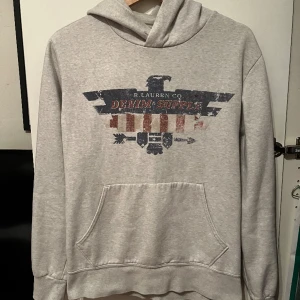 Ralph Lauren hoodie med tryck - Tja säljer nu denna extremt trendiga Ralph lauren hoodien med tryck. Skicket är 10/10 finns inga defekter alls. Storlek M men passar ca S lite för liten för modellen som är 184. Skriv vid minsta fråga eller fundering!//Luxgarms