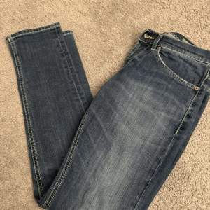 Säljer slim dondup jeans som är köpta på vestiaire med legit check, äktighetsbevis finns. Oanvända pga att dom var för små för mig, så väldigt bra skick. Kan både mötas i centrala sthlm eller frakta!