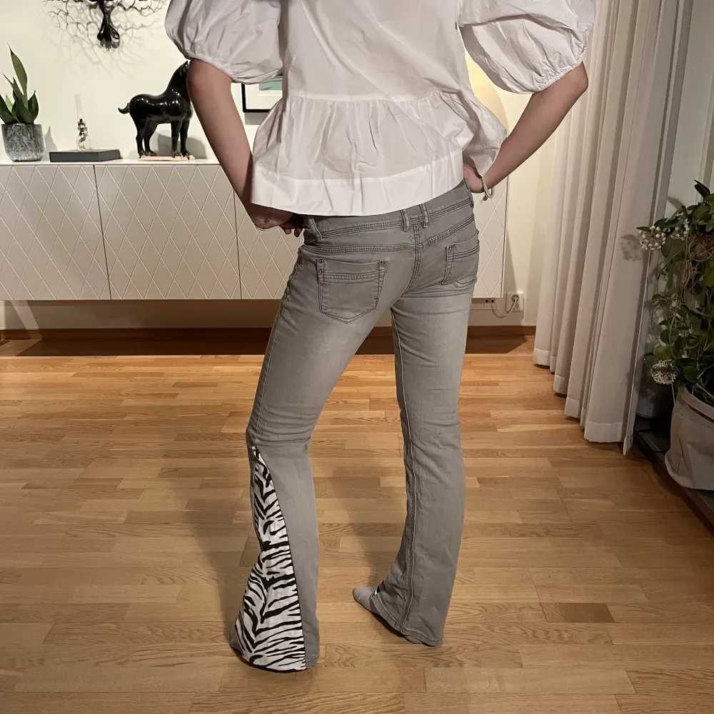 Supersnygga gråa jeans med en zebra bootcut. Modellen är 168cm. Ytterben: 97cm Imnerben: 77cm Midja: 38cm. Jeans & Byxor.