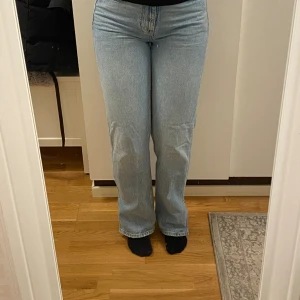 Jeans - Säljer dessa ljusblåa jeans med slits från Gina tricot☺️