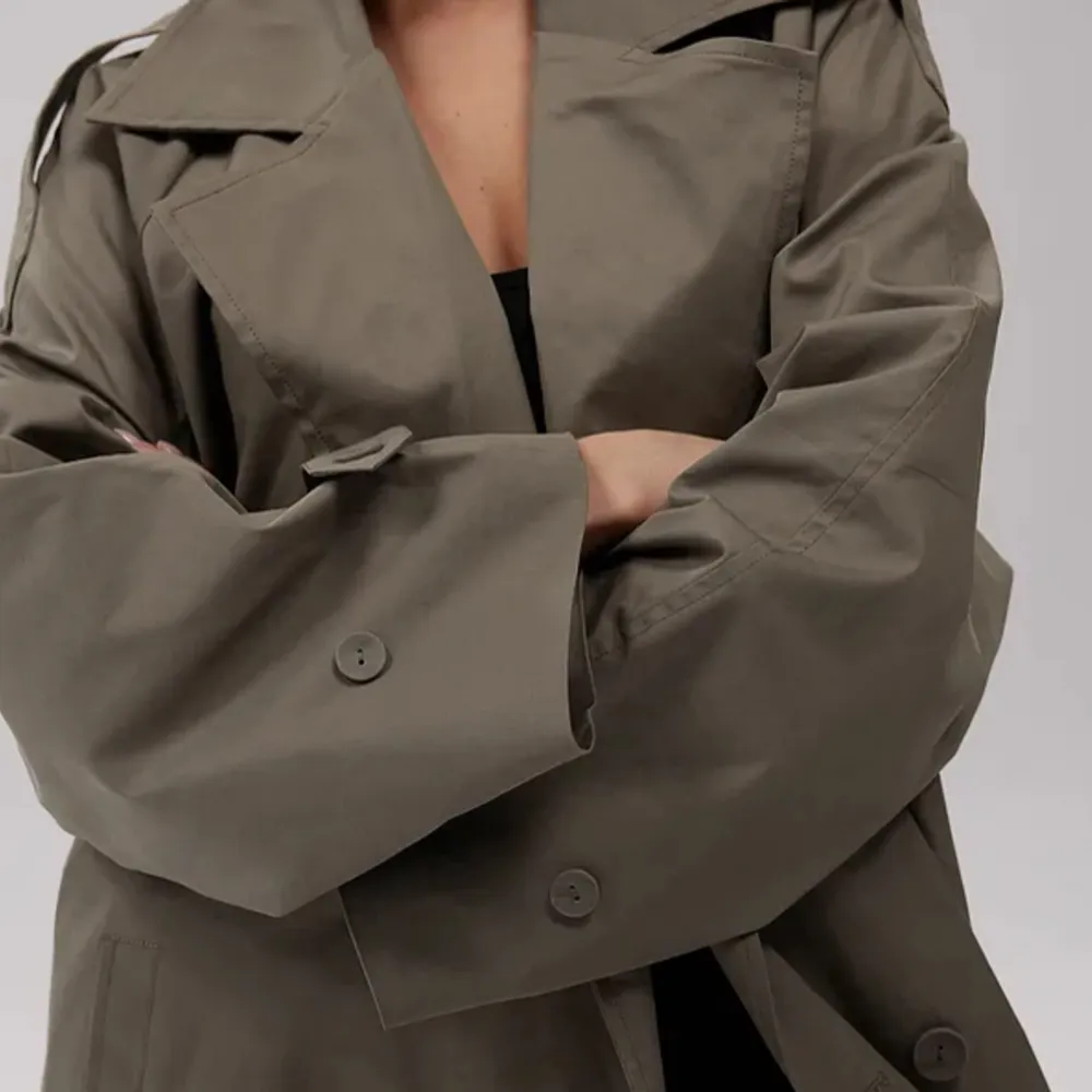 Så snygg oversize trenchcoat från Josefin HJ’s kollektion för NAKD.  Köpt här på Plick (då ny) men har tyvärr inte skärper kvar där av priset. Nypris 1399kr (Mitten lånad bild). Jackor.