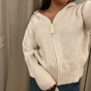 Stickad kofta  - Storlek L men jag på bilden brukar bära S🥰 köpt på Plick och det är något vintage märke, kan skicka flera bilder❤️ inga defekter❤️