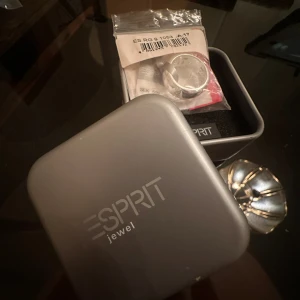 Äkta silver ring  - Oanvänd silverring från SPIRIT. Toppskick och helt oanvänd. Glänsande med lite extra bling i mitten 